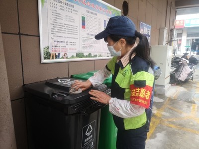 為民辦實事:區(qū)環(huán)衛(wèi)保潔公司為&ldquo;舊小區(qū)&rdquo;請來&ldquo;新管家&rdquo;